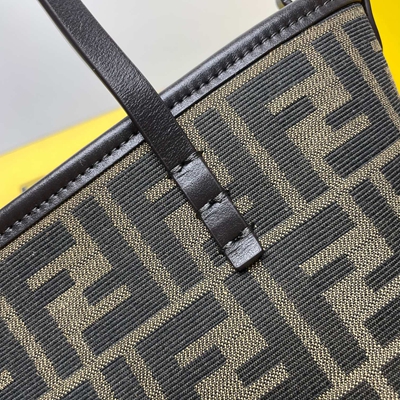 フェンディバッグ背面デザイン